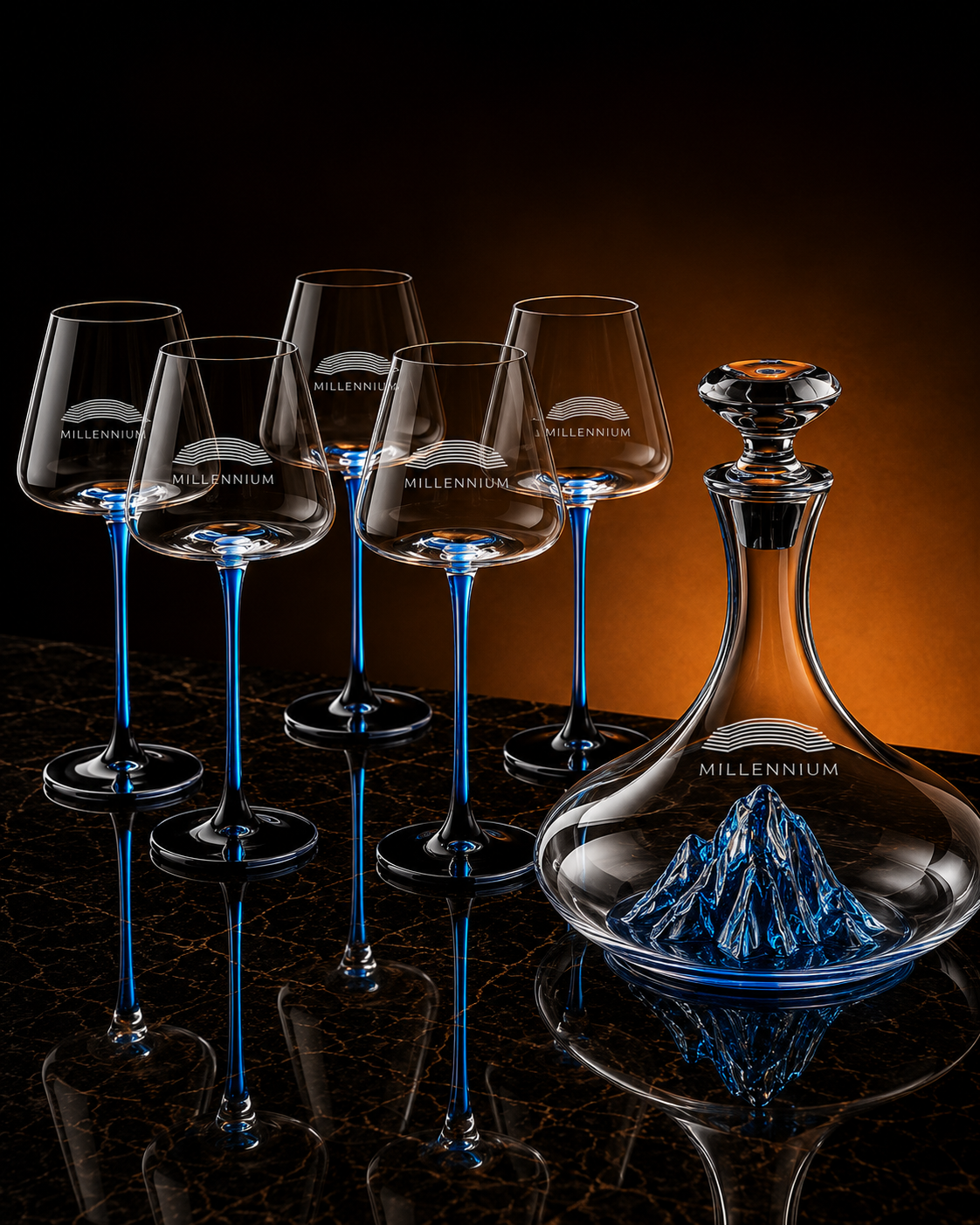 Rotweindekanter aus Glas „Blue Mountain“ mit Weingläsern „Burgundy“ mit blauem Stiel